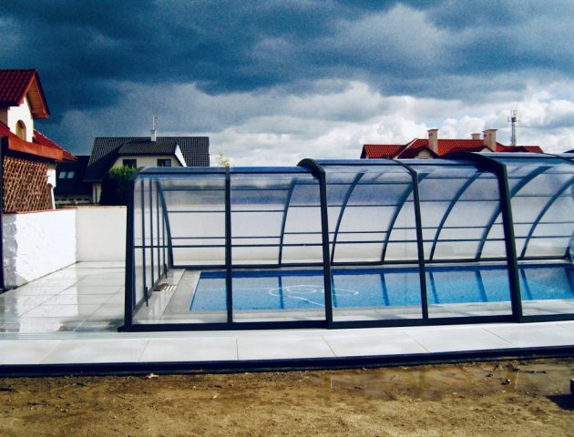 Hohe Schwimmbadüberdachung Aluna® Delta II Hohe Schwimmbadüberdachung Aluna® Delta II