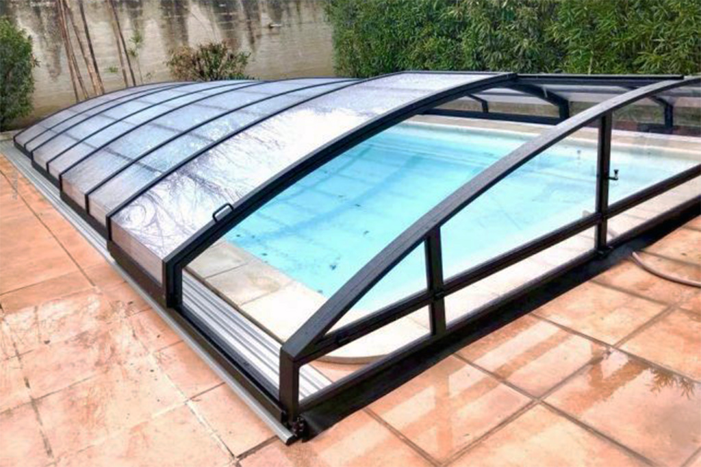 Flache Schwimmbadüberdachung Aluna® Variant Light Flache Schwimmbadüberdachung Aluna® Variant Light