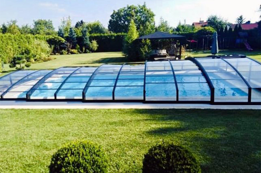 Flache Schwimmbadüberdachung Aluna® Variant Light Flache Schwimmbadüberdachung Aluna® Variant Light