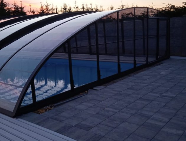 Hohe Poolüberdachung Aluna® Delta II Hohe Poolüberdachung Aluna® Delta II