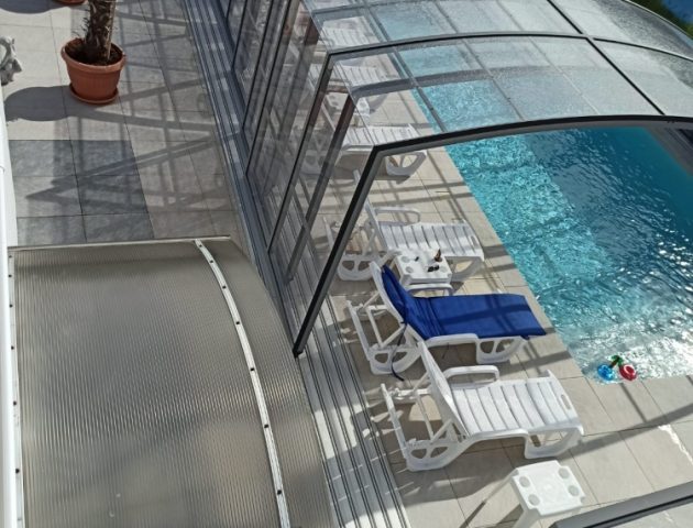 Hohe Poolüberdachung Aluna® Delta II Hohe Poolüberdachung Aluna® Delta II