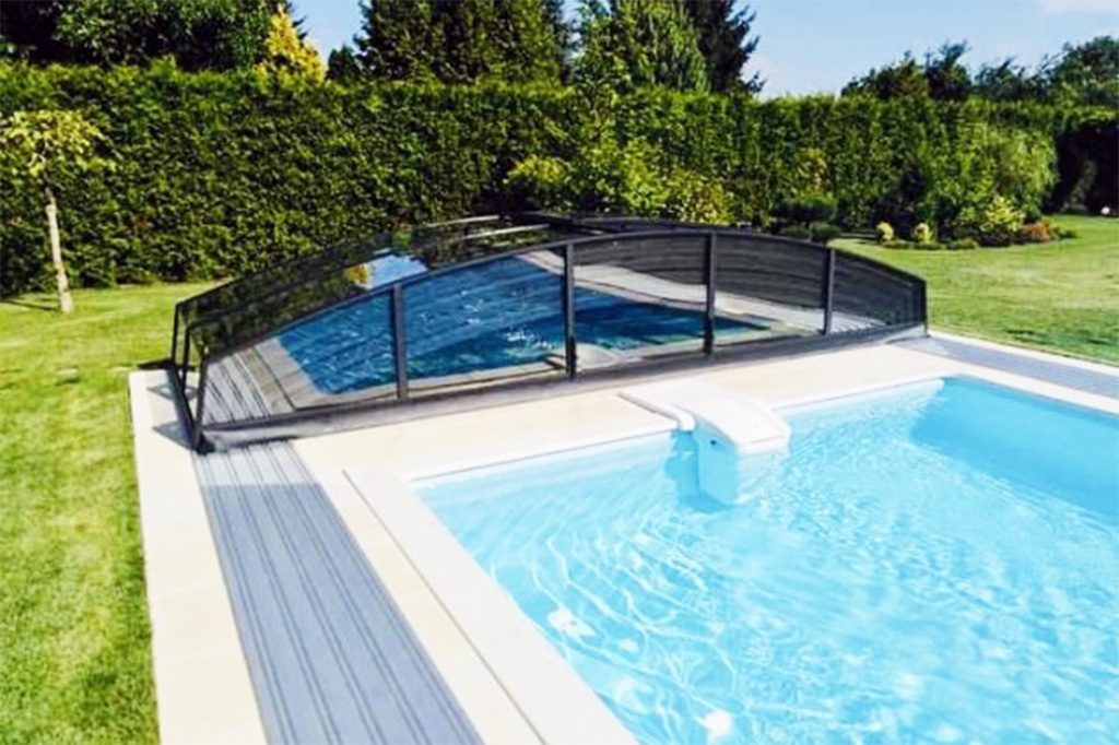 Flache Schwimmbadüberdachung Aluna® Variant Light Flache Schwimmbadüberdachung Aluna® Variant Light