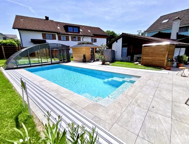 Hohe Poolüberdachung Aluna® Delta II Hohe Poolüberdachung Aluna® Delta II