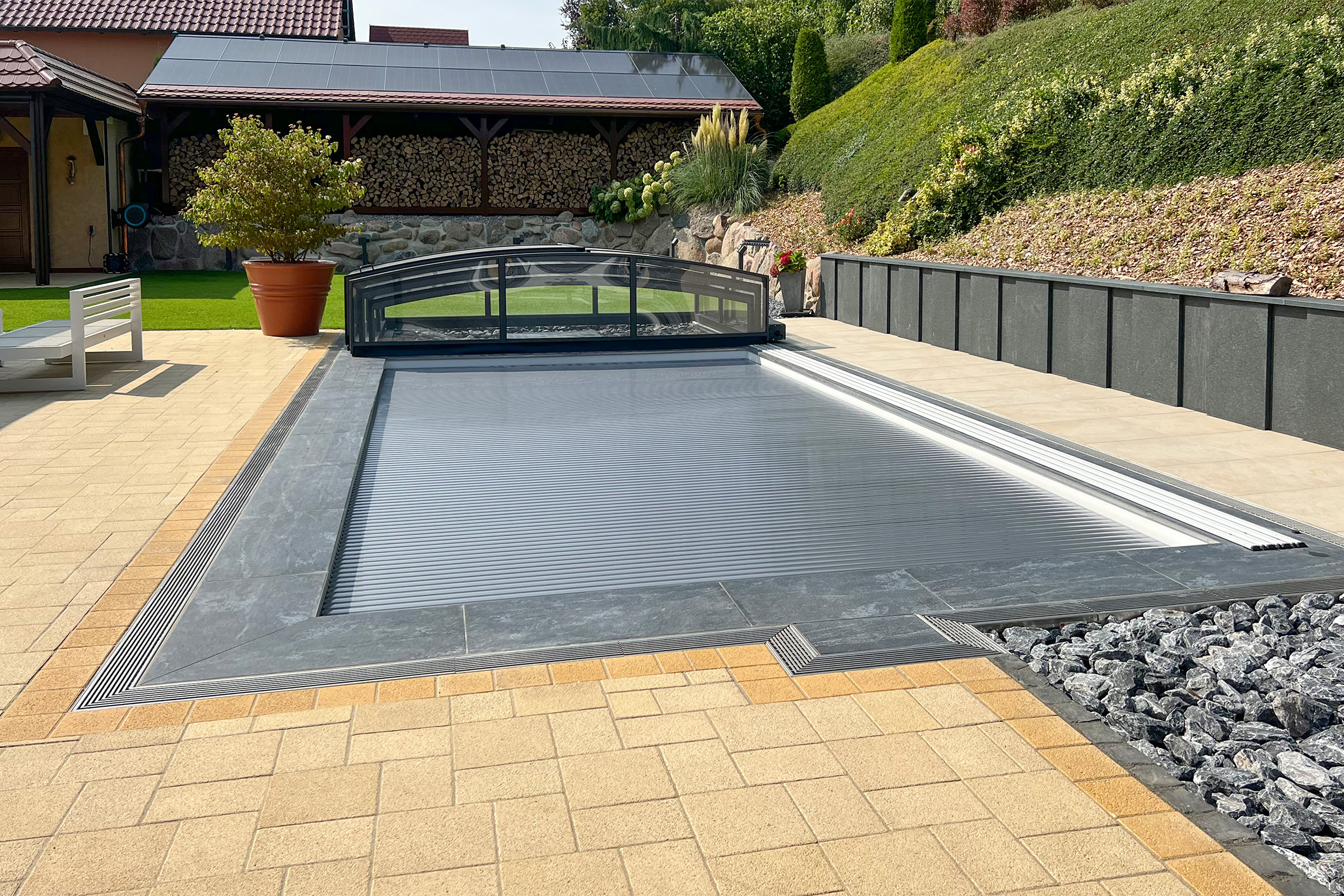 Schwimmbadüberdachung Aluna® Comfort R1 Schwimmbadüberdachung Aluna® Comfort R1