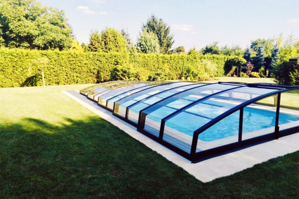 Flache Schwimmbadüberdachung Aluna® Variant Light Flache Schwimmbadüberdachung Aluna® Variant Light